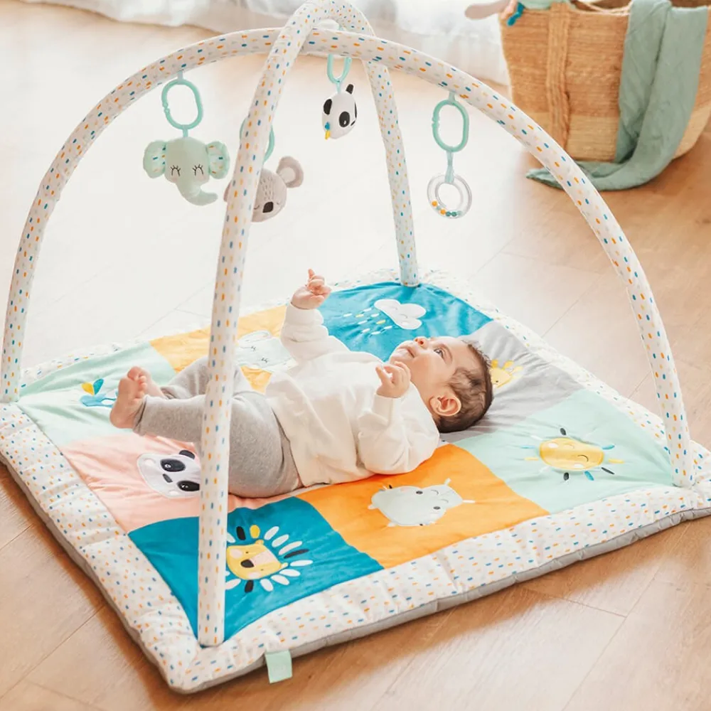 EUREKAKIDS Gimnasio para bebés y alfombra de juegos con 3 muñecos incluidos