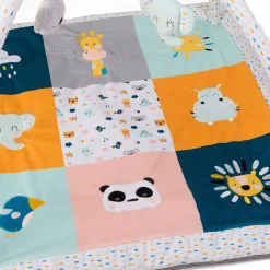 EUREKAKIDS Gimnasio para bebés y alfombra de juegos con 3 muñecos incluidos
