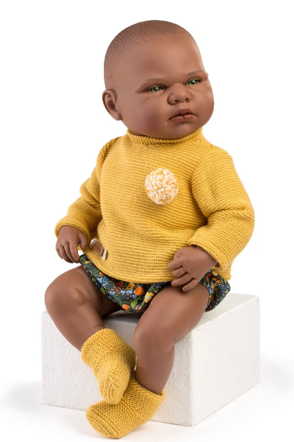 GUCA Muñeco Omar, jersey lana y peucos ocre y pololos flores verde. No tiene pelo. Con mecanismo - 46 cm.